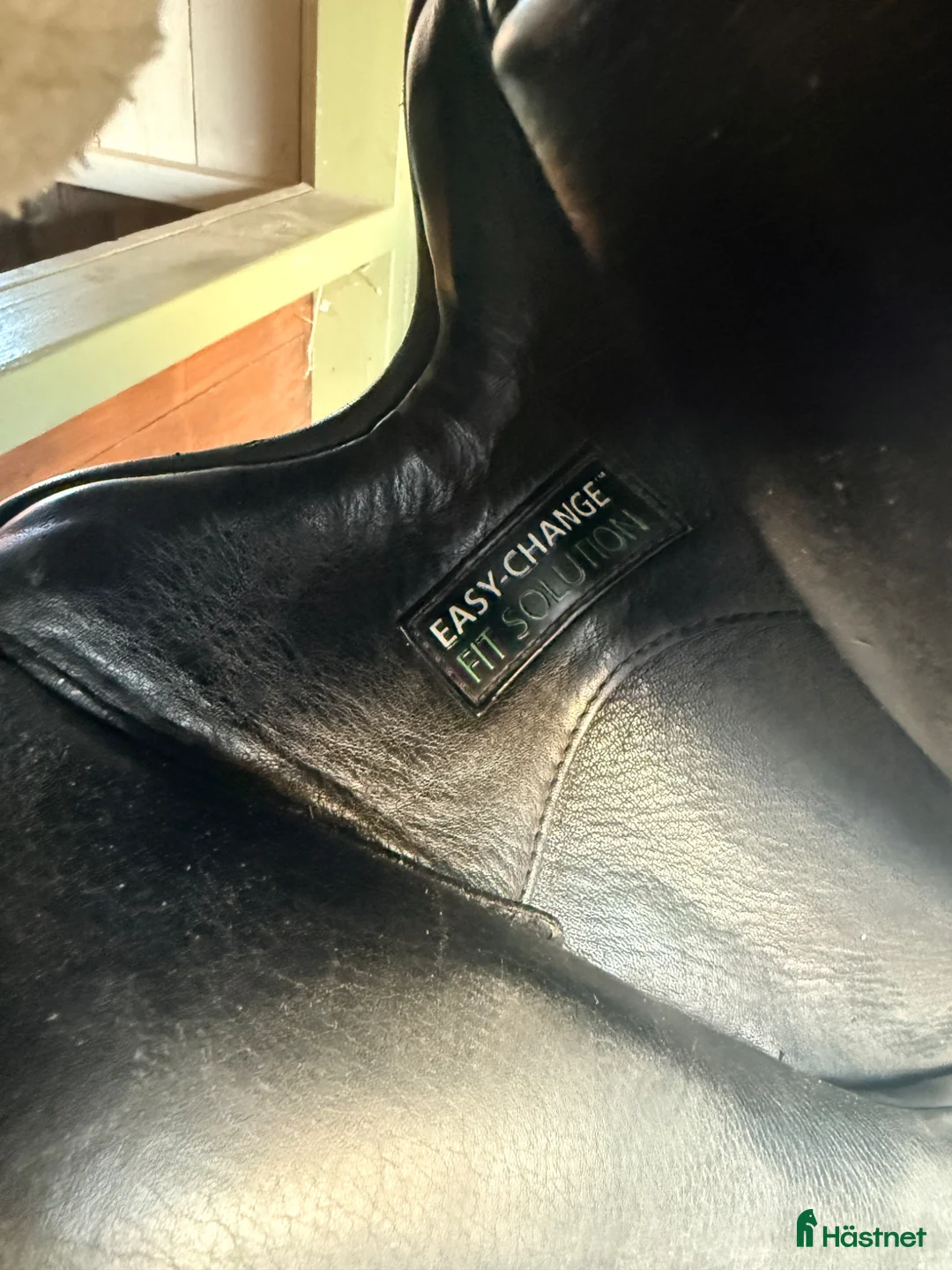 Sadlar hästutrustning till salu: Dressyrsadel från Bates. Knappt använd - Annons 2