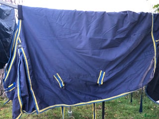 Täcken hästutrustning till salu: Vintertäcke 200 g i Saltsjö-duvnäs - Annons 1