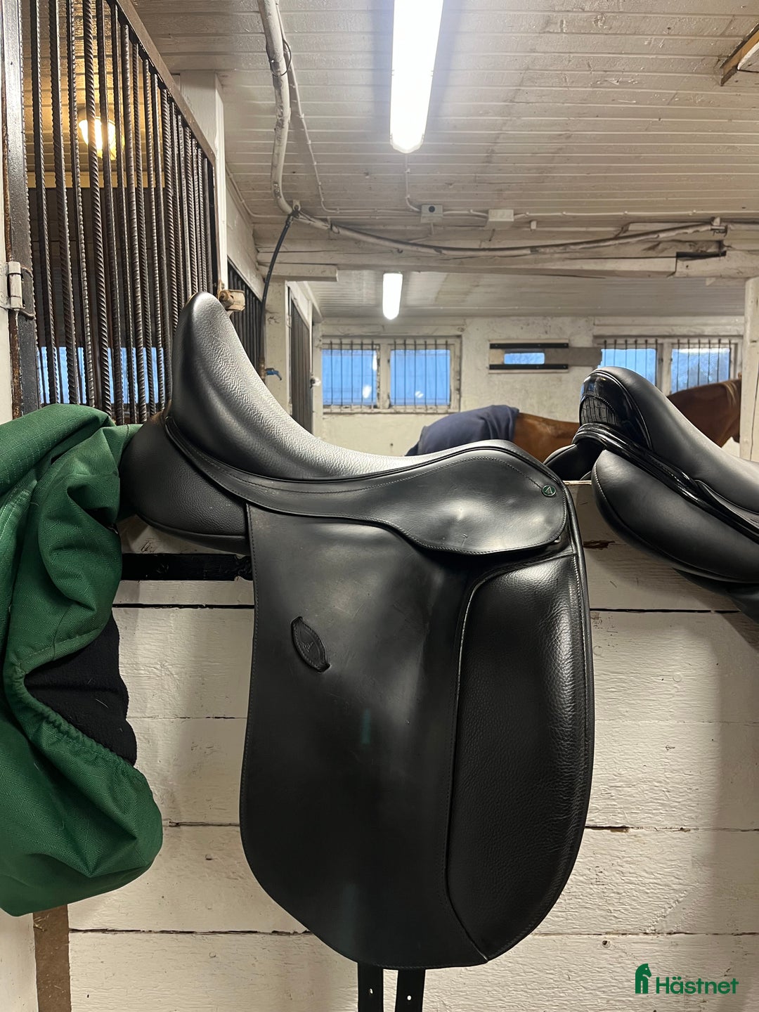 Sadlar hästutrustning till salu: Säljer min dressyr sadel😊 i Hudiksvall - Annons 1