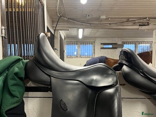 Sadlar hästutrustning till salu: Säljer min dressyr sadel😊 i Hudiksvall - Annons 2