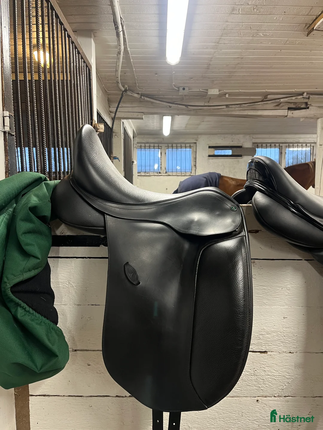 Sadlar hästutrustning till salu: Säljer min dressyr sadel😊 i Hudiksvall - Annons 1