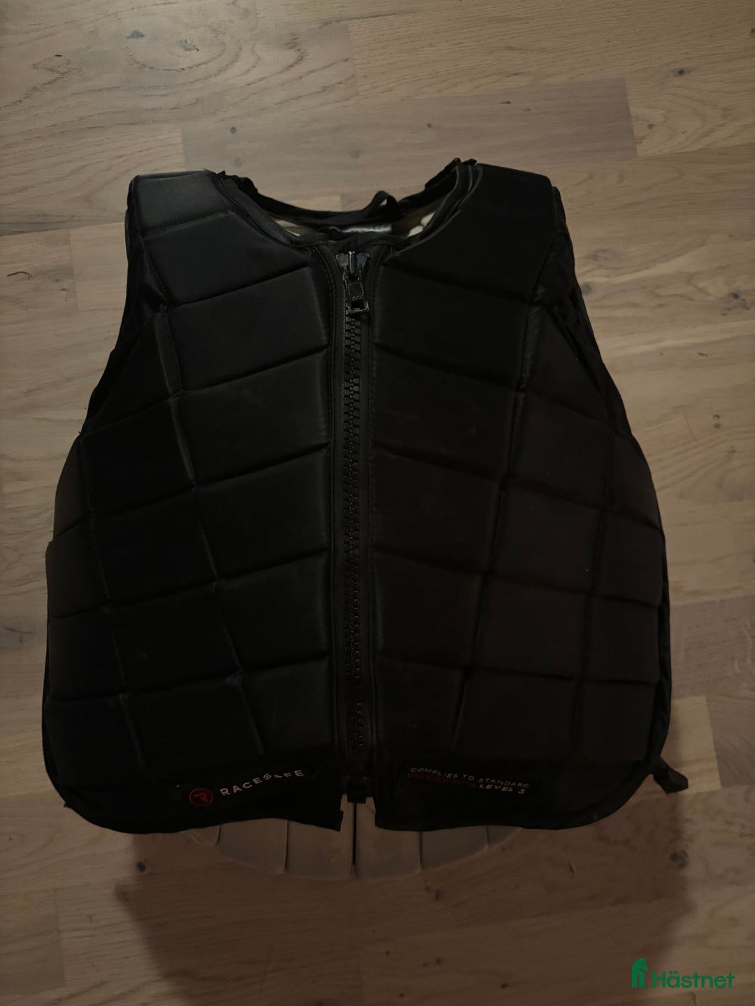 Säkerhetsvästar ryttarutrustning till salu: Racesafe säkerhetsväst i superfint skick i Sjöbo - Annons 2
