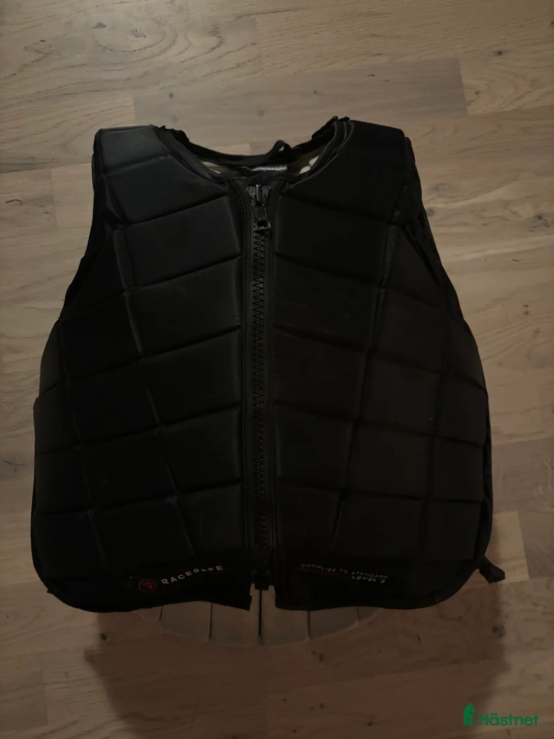 Säkerhetsvästar ryttarutrustning till salu: Racesafe säkerhetsväst i superfint skick i Sjöbo - Annons 2
