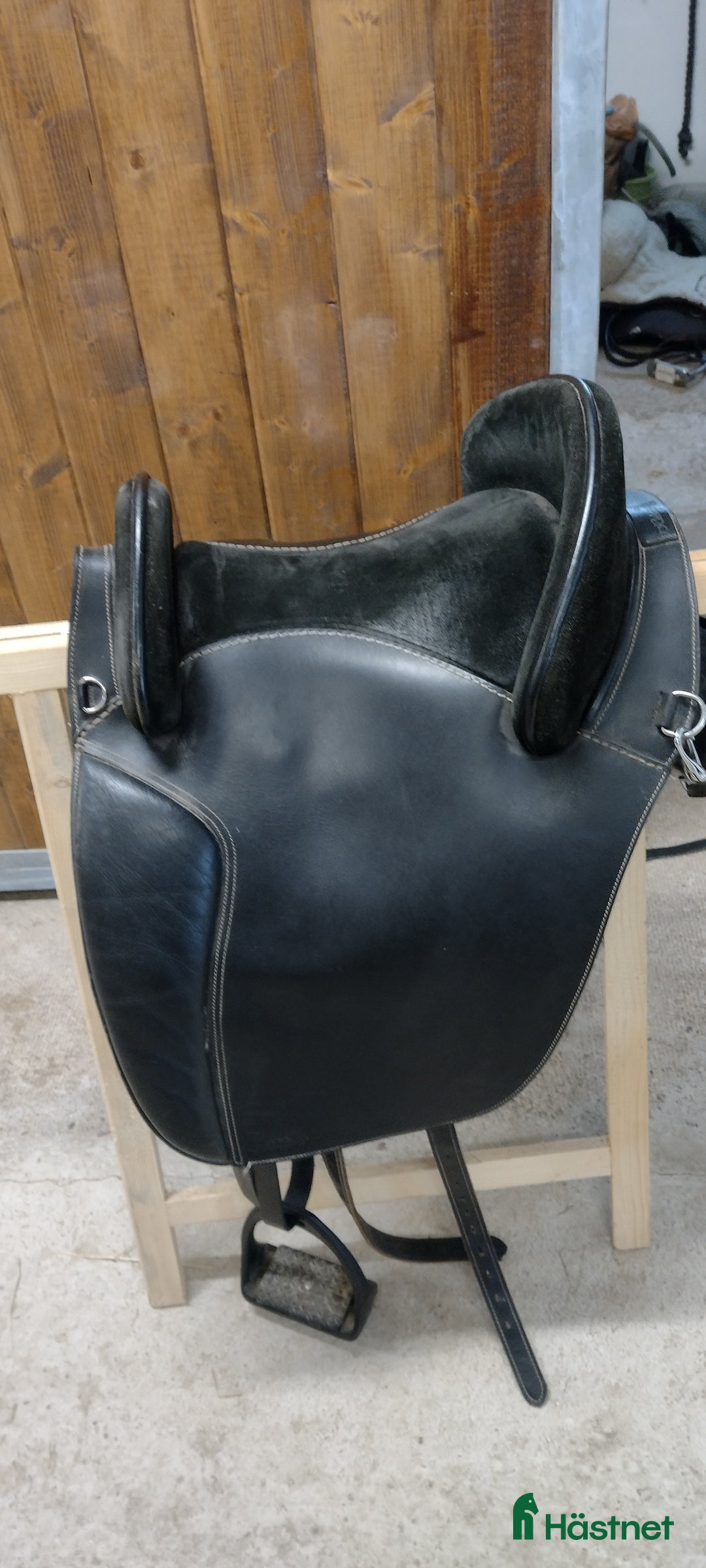 Sadlar hästutrustning till salu: Lätt, bomfri sadel i Norberg - Annons 1