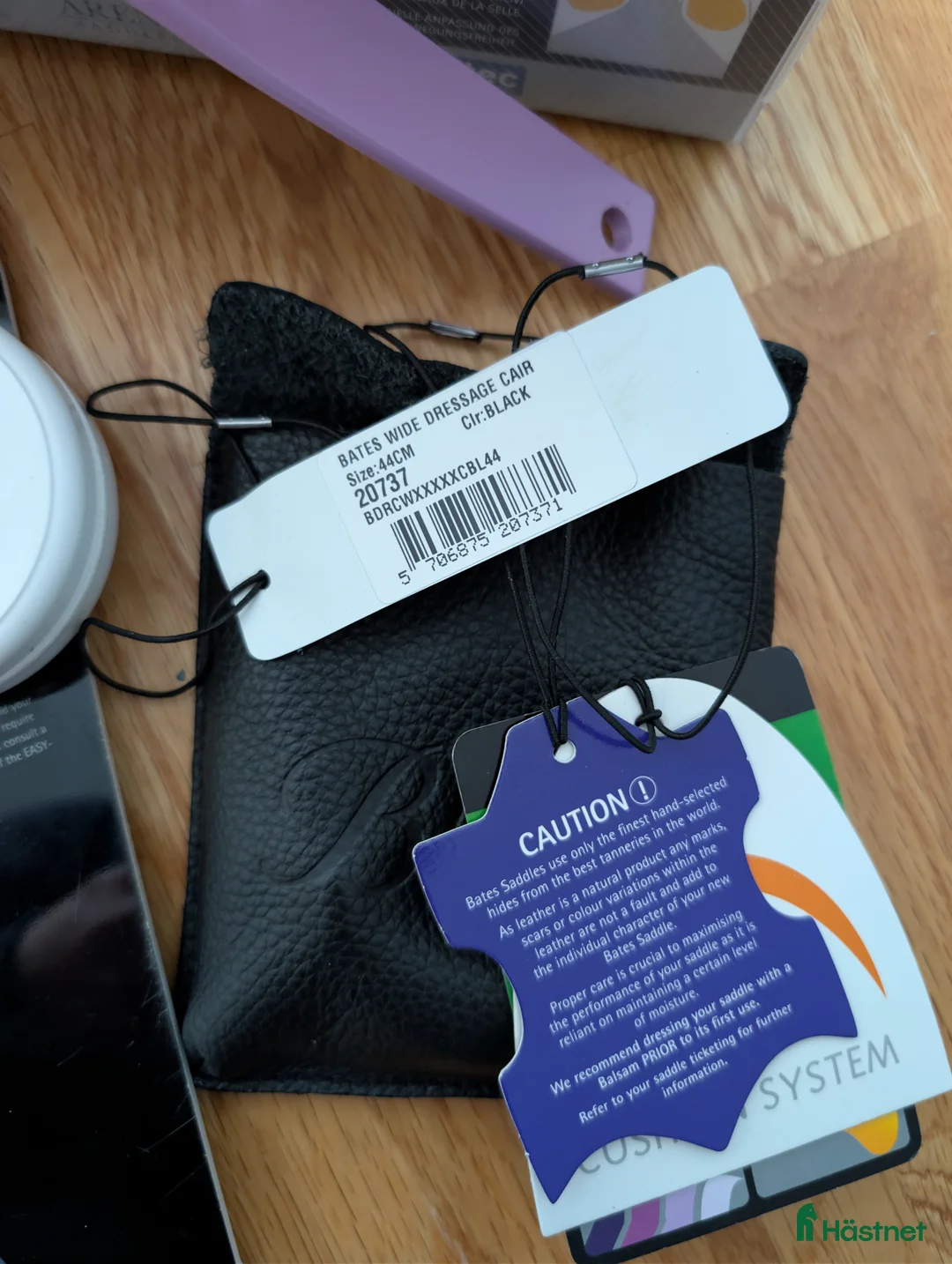 Sadlar hästutrustning till salu: Bates WIDE dressyr 17.5 - Annons 10