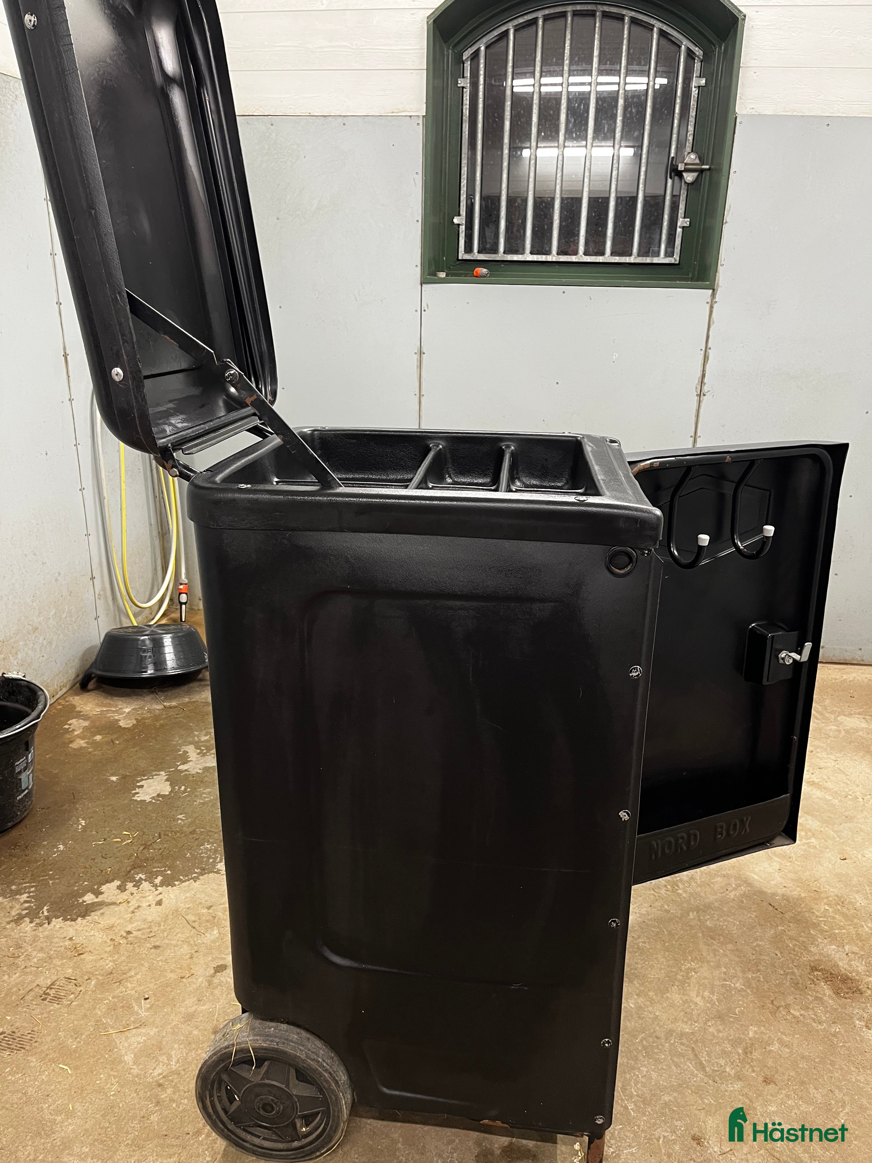 Övrig utrustning övrig utrustning till salu: Svart sadelskåp  - Annons 1