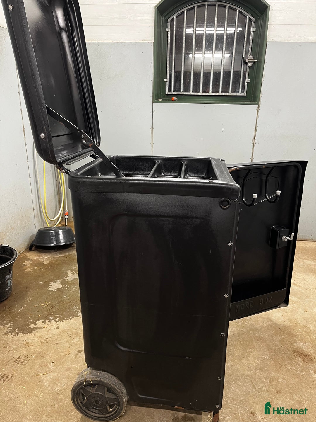 Övrig utrustning övrig utrustning till salu: Svart sadelskåp  - Annons 1