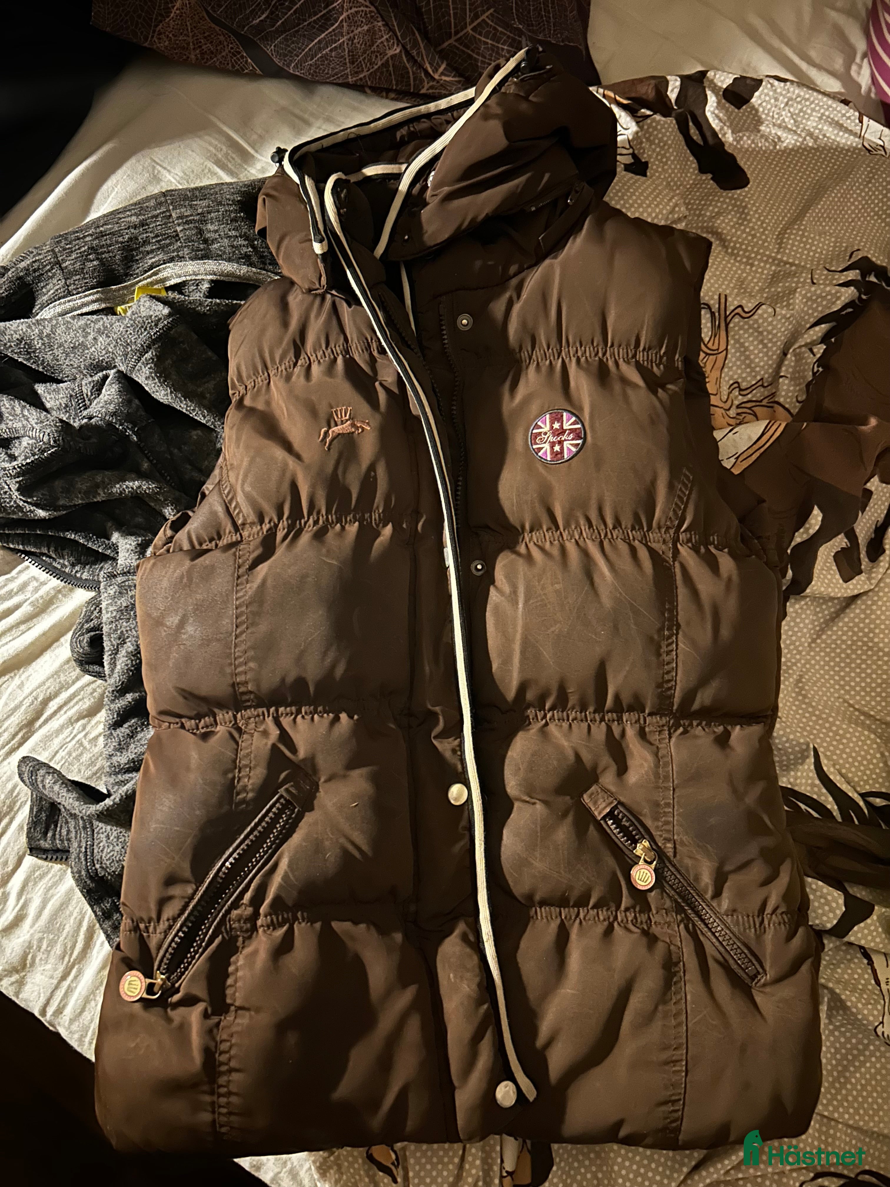 Jackor & Kavajer ryttarutrustning till salu: Brun spooks väst - Annons 1
