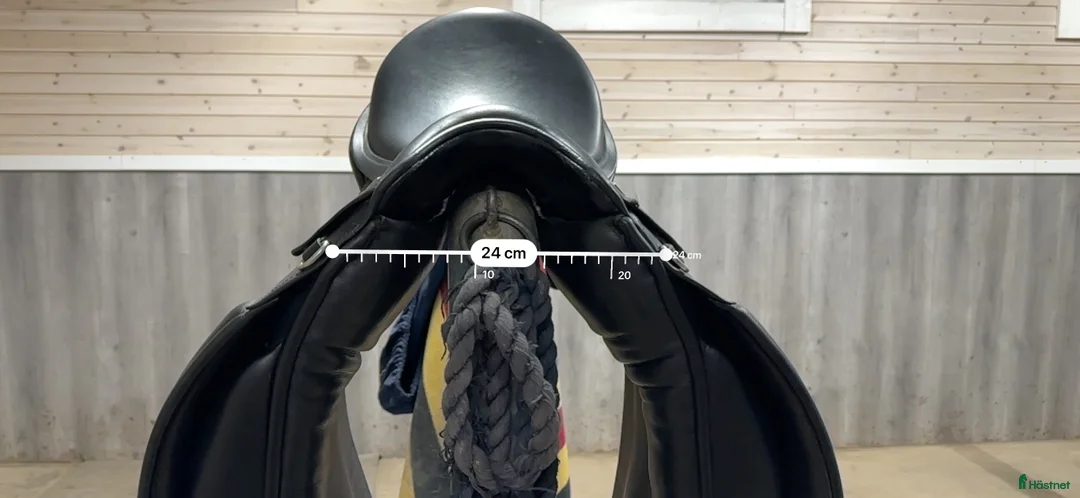 Sadlar hästutrustning till salu: 18” vid bom dressyr  i Borlänge - Annons 6