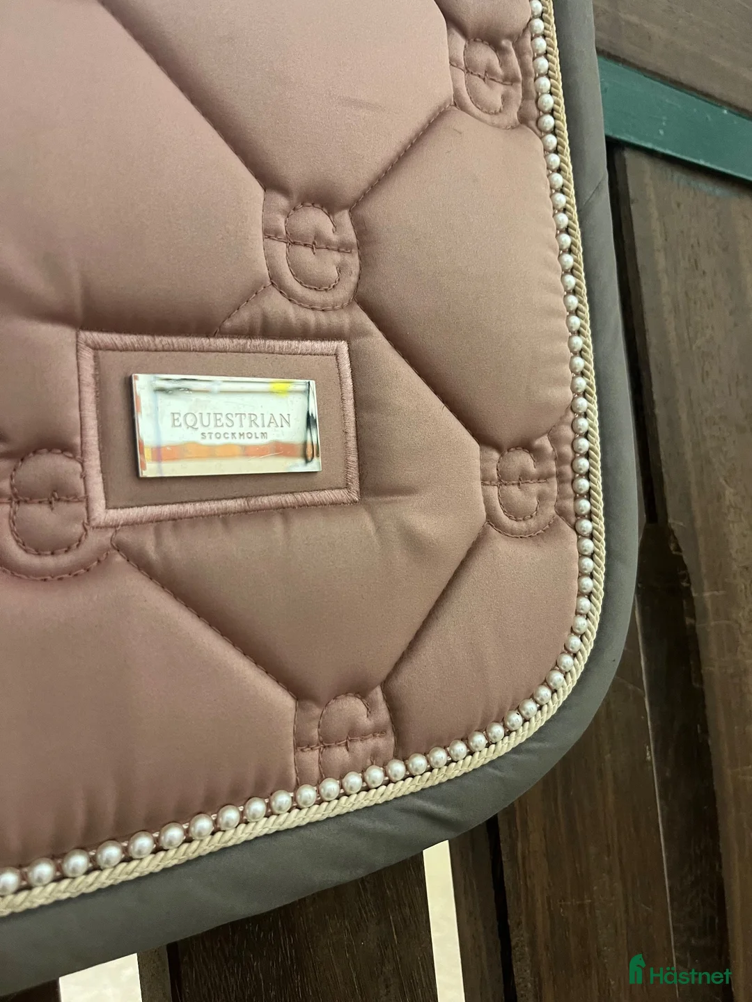 Schabrak & Vojlockar hästutrustning till salu: Rosa schabrak från equestrian Stocholm  - Annons 2