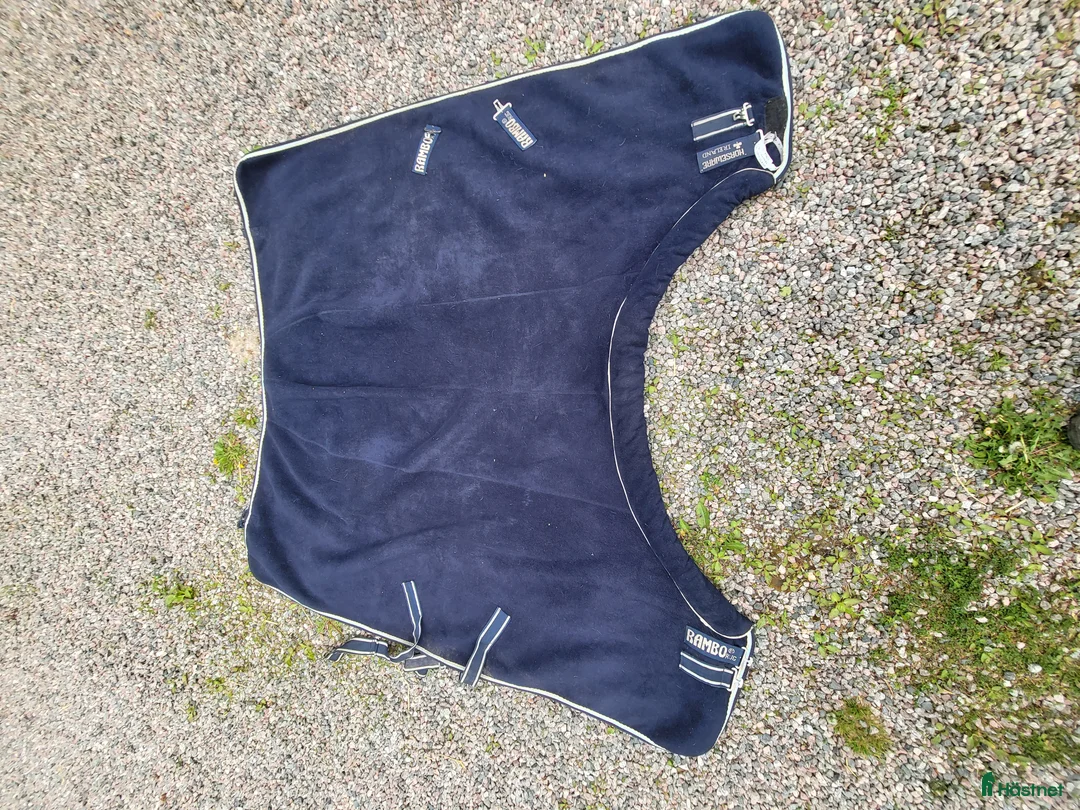 Täcken hästutrustning till salu: Rambo Deluxe Cosy Fleece strlk 125 i Heby - Annons 2