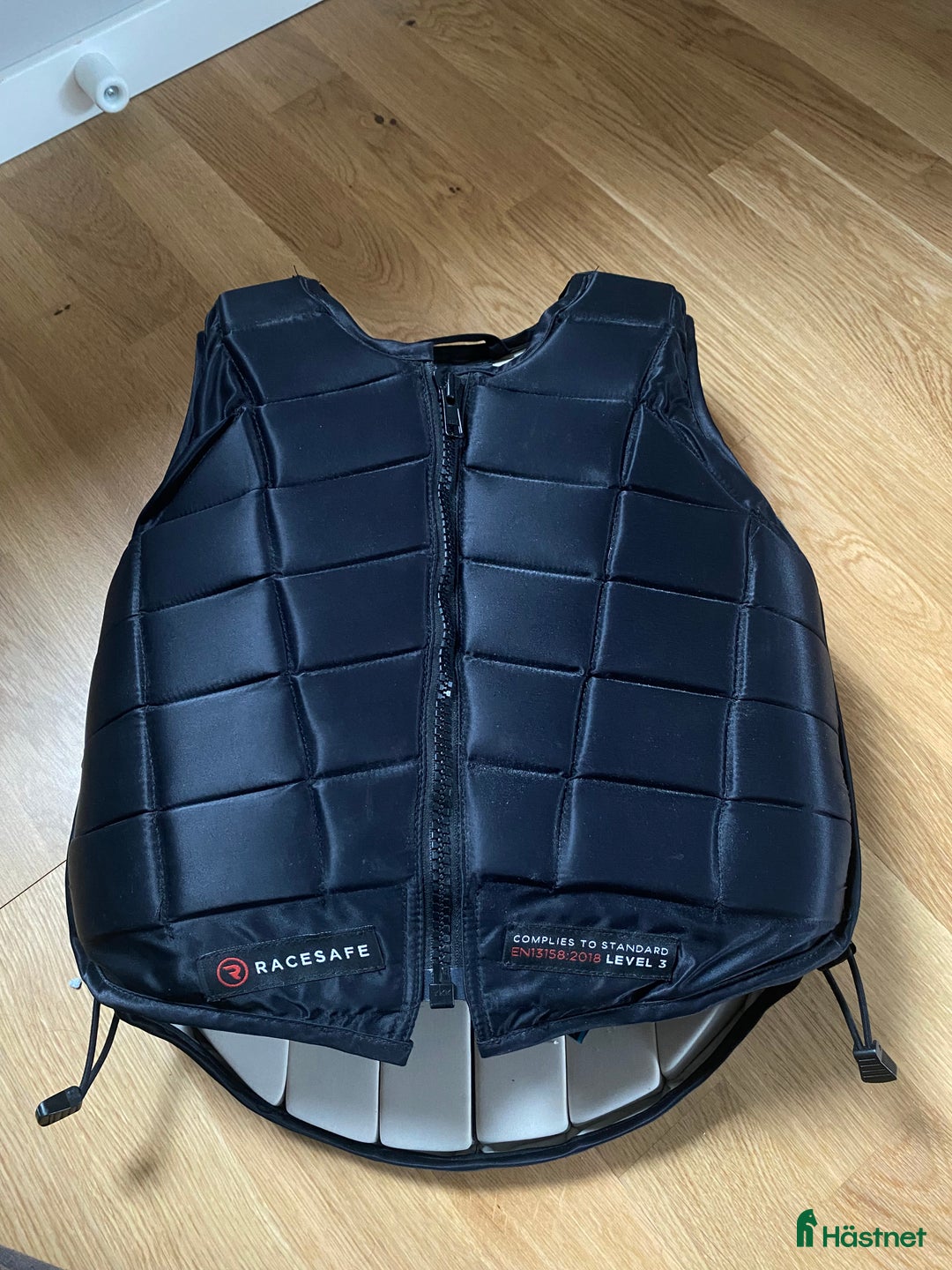 Säkerhetsvästar ryttarutrustning till salu: Säkerhetsväst i mycket bra skick  i Älvsjö - Annons 5
