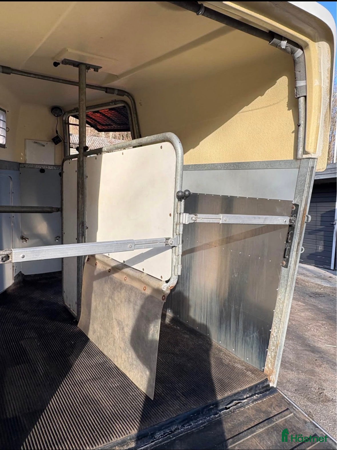Hästtransporter  fordon & transport till salu: Transport,frontutlastning,nya väggar,frontläm - Annons 9