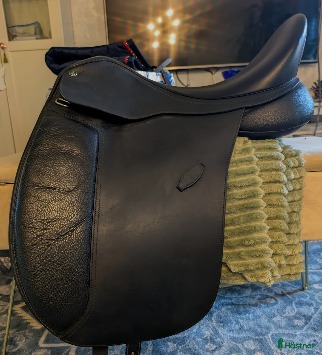 Sadlar hästutrustning till salu: Arena dressyr 17", mycket välskött i Visby - Annons 2