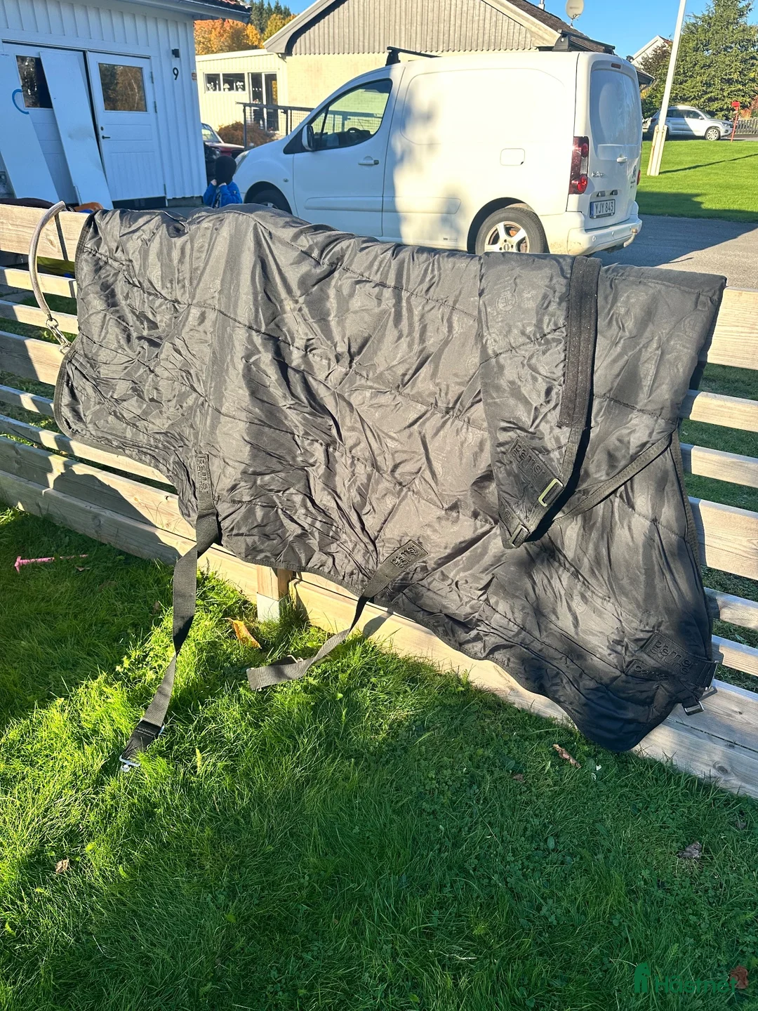 Täcken hästutrustning till salu: 3 stycken stalltäcken Premier equine  - Annons 1