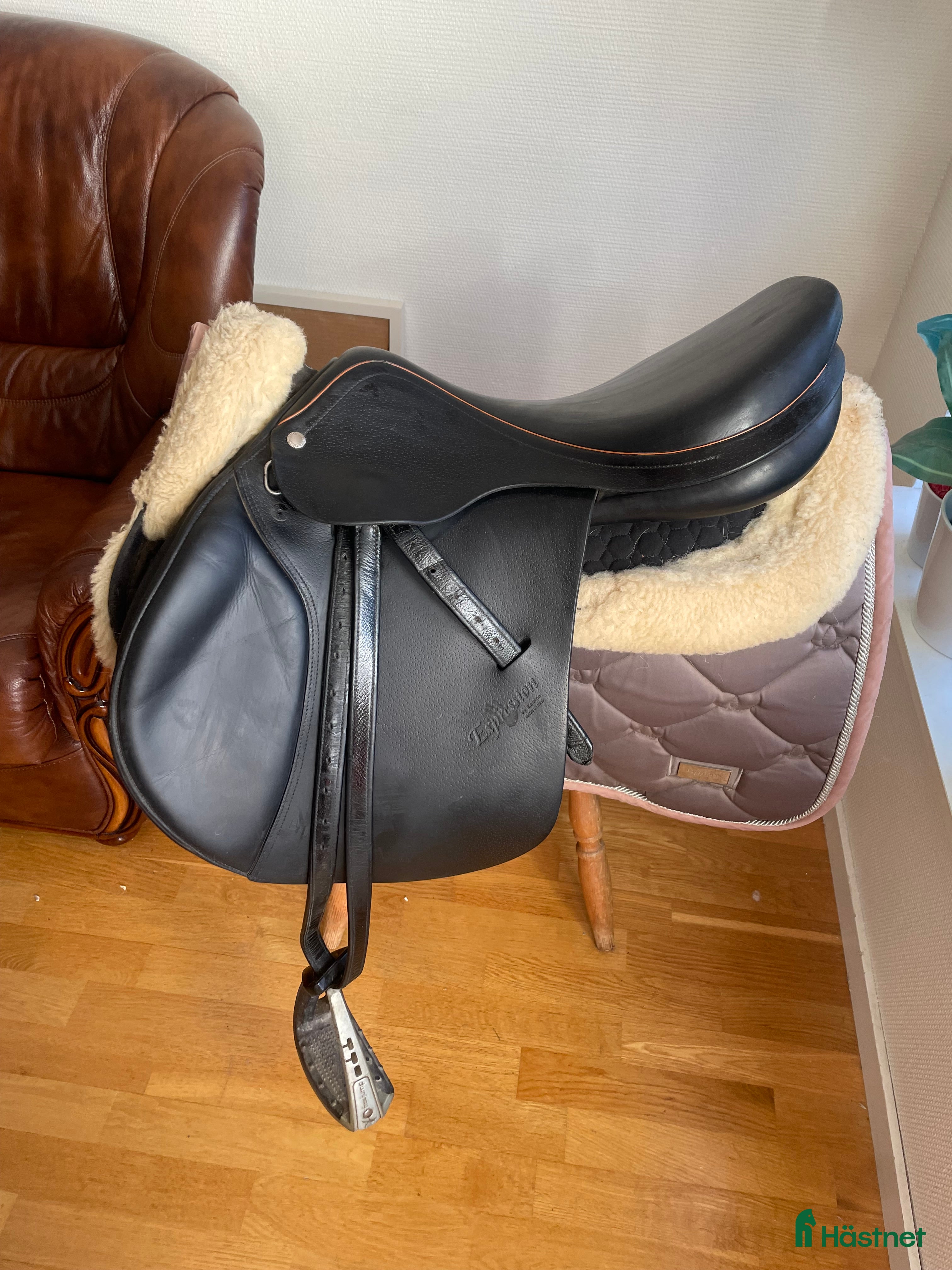 Sadlar hästutrustning till salu: Svart Equipe Expression hoppsadel i Ängelholm - Annons 3