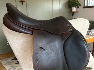 Sadlar hästutrustning till salu: Ikonic hoppsadel i Grödinge - Annons 1