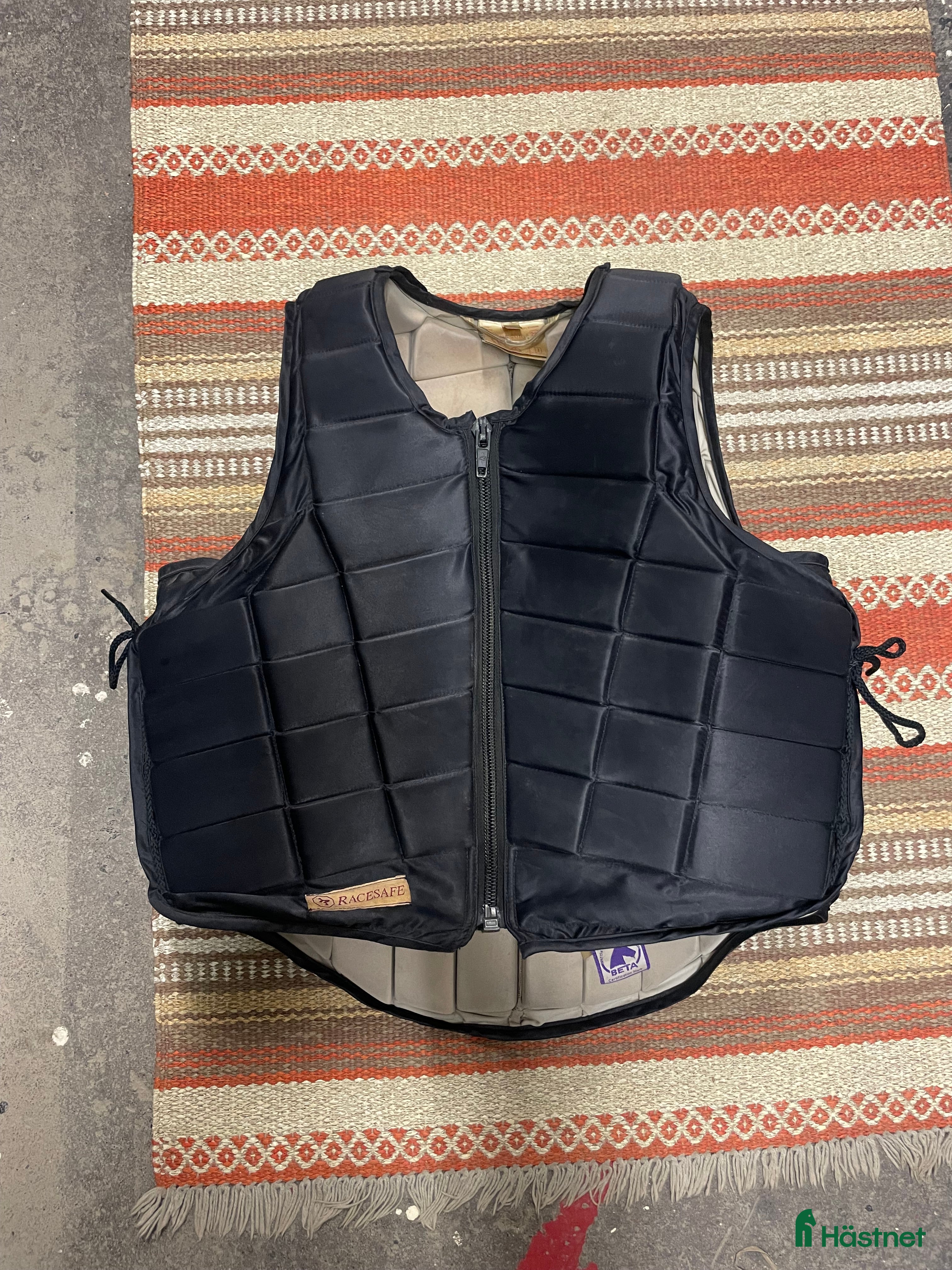 Säkerhetsvästar ryttarutrustning till salu: Racesafe väst vuxen  i Bro - Annons 17