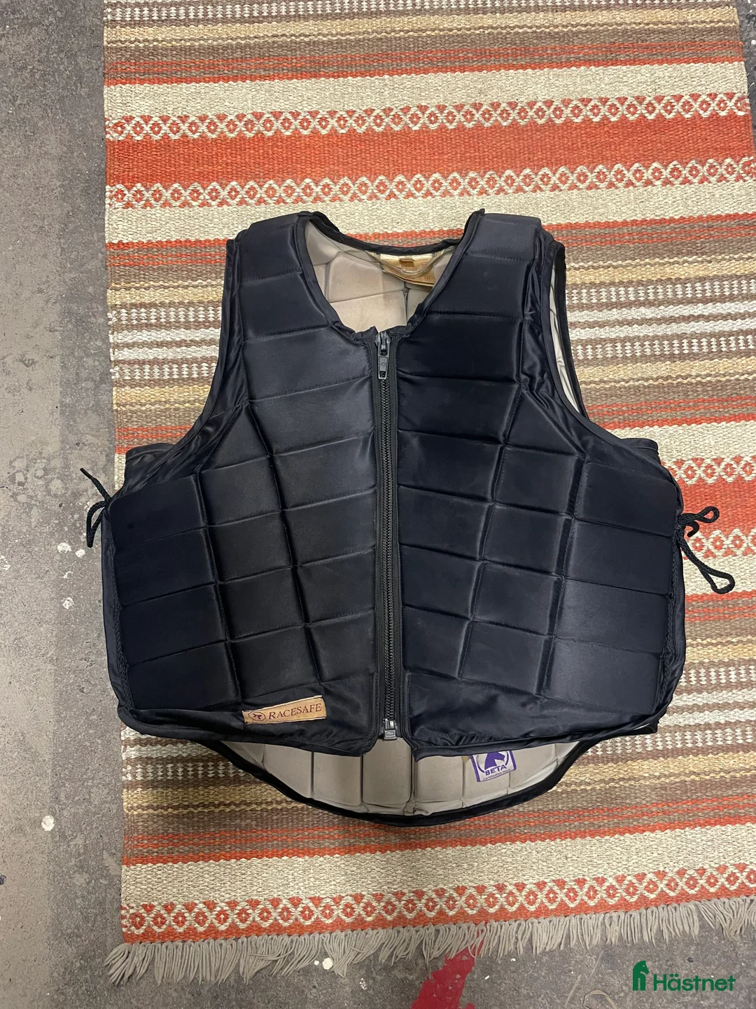 Säkerhetsvästar ryttarutrustning till salu: Racesafe väst vuxen  i Bro - Annons 1