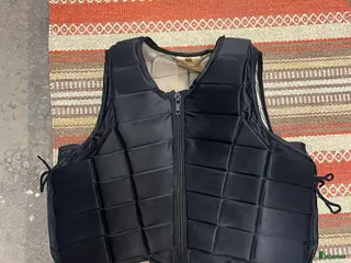 Säkerhetsvästar ryttarutrustning till salu: Racesafe väst vuxen i Bro - Annons 21