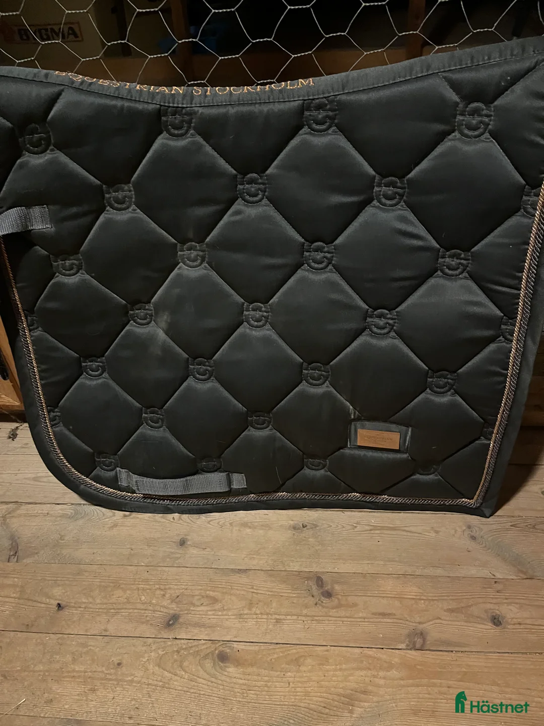 Schabrak & Vojlockar hästutrustning till salu: Fint dressyrschabrak i Kvissleby - Annons 1