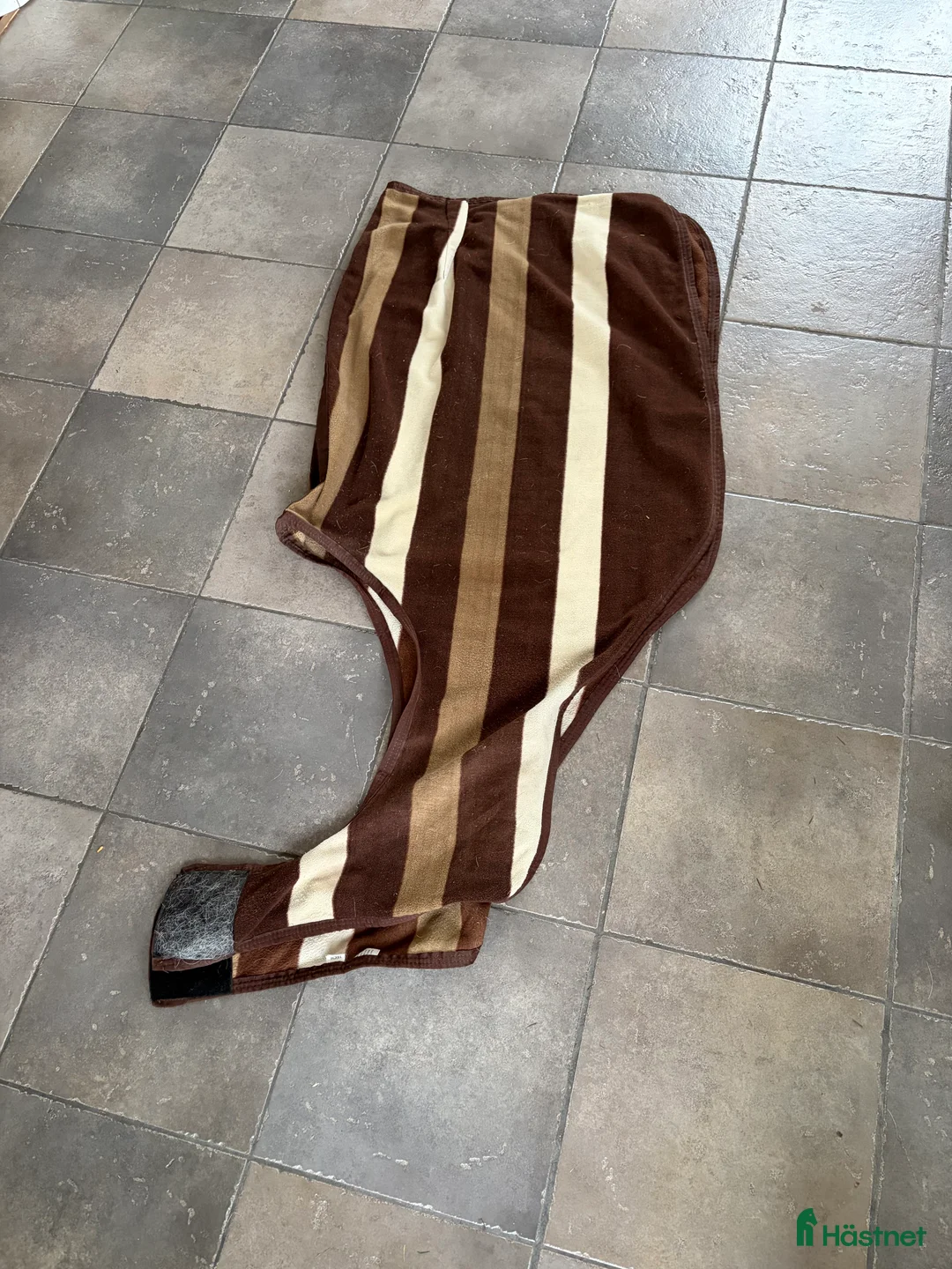 Täcken hästutrustning till salu: Brunt ländtäcke  - Annons 1