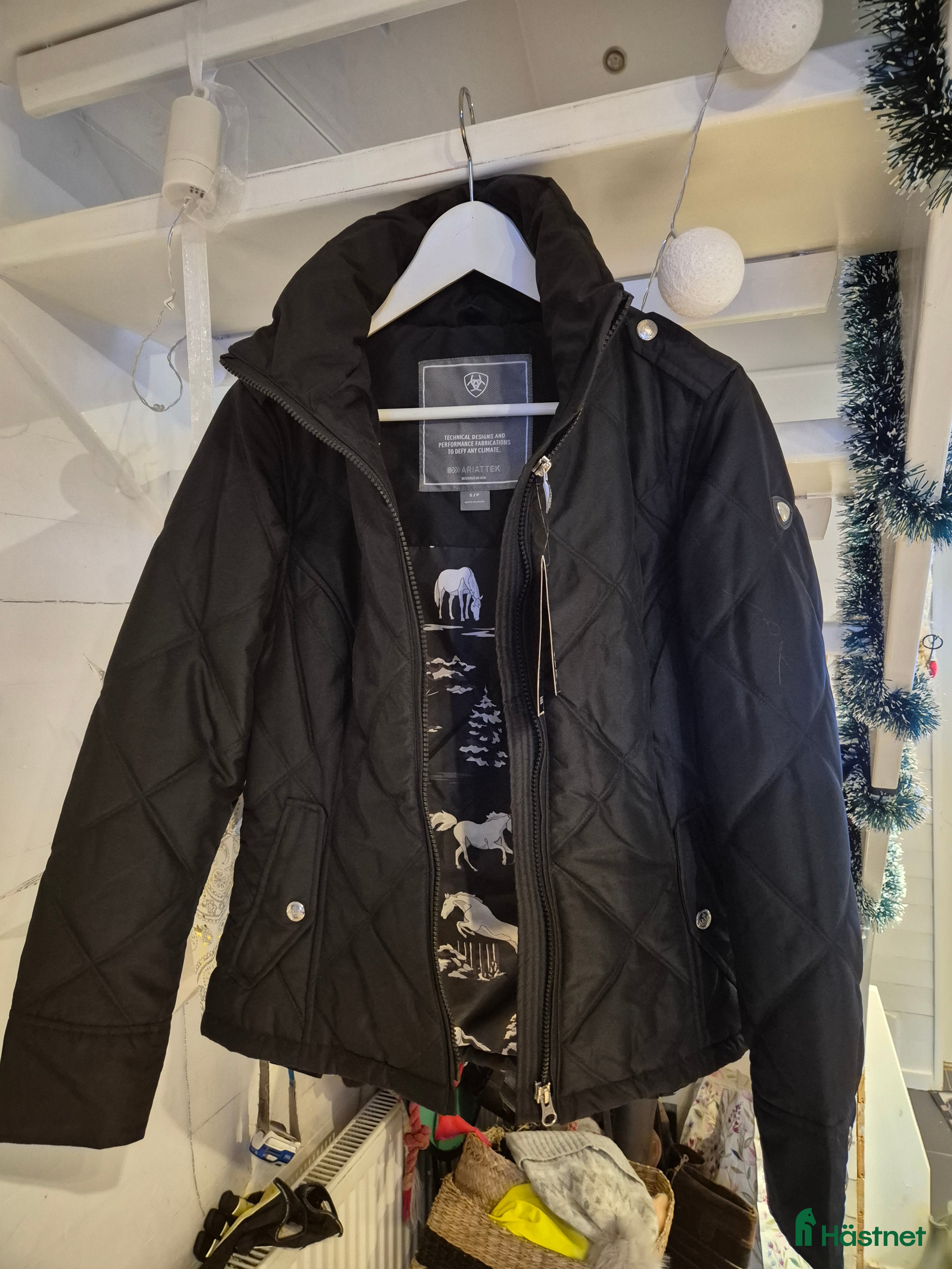 Jackor & Kavajer ryttarutrustning till salu: Ariat jacka Ny i Riala - Annons 7