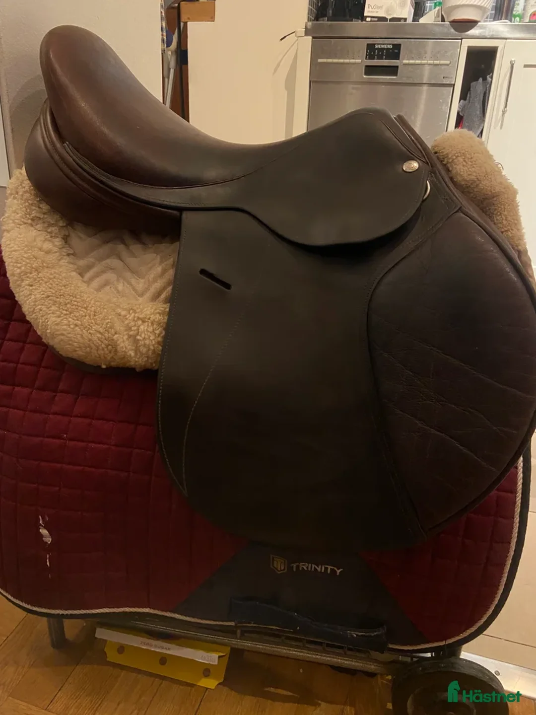 Sadlar hästutrustning till salu: Omstoppad kalvskinnssadel till salu i Stockholm - Annons 2