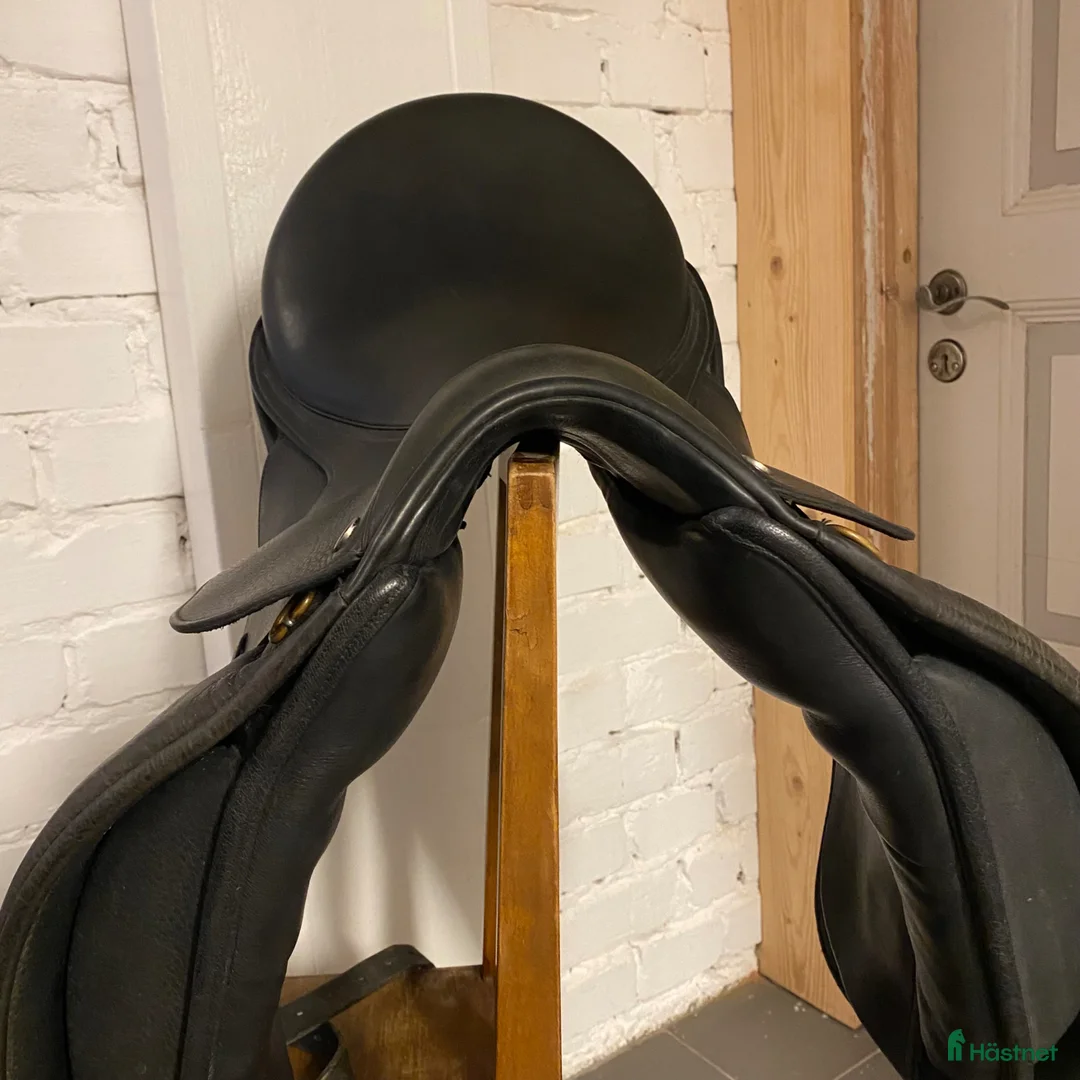 Sadlar hästutrustning till salu: Dressyrsadel 17’ - Annons 2