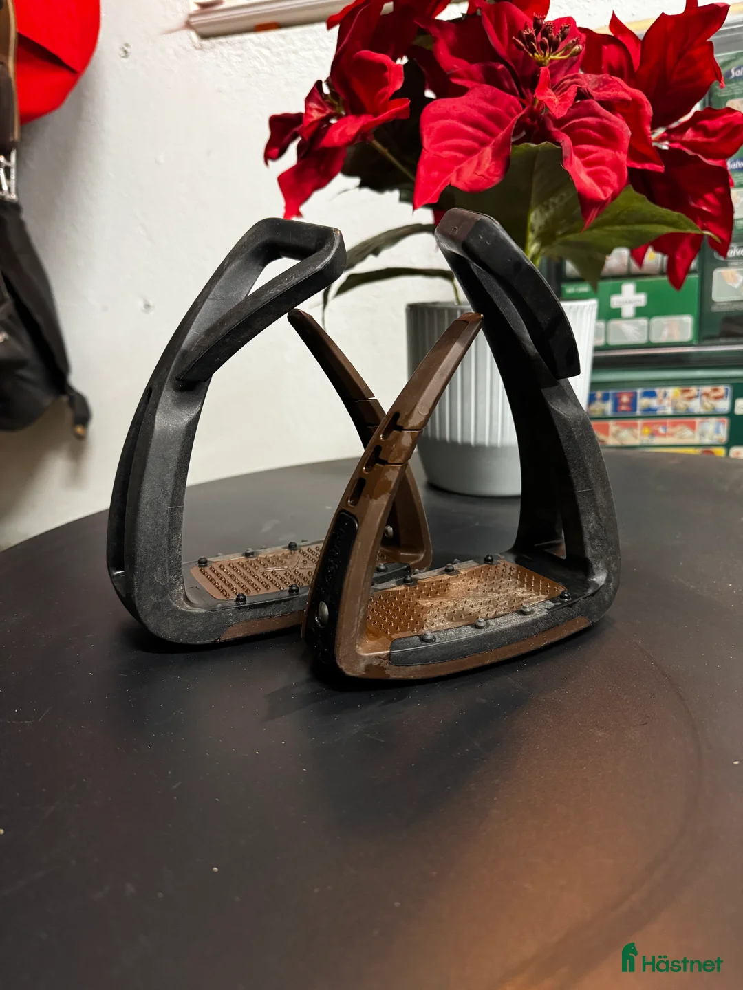 Stigbyglar hästutrustning till salu: Freejump stigbyglar  i Malmköping - Annons 1