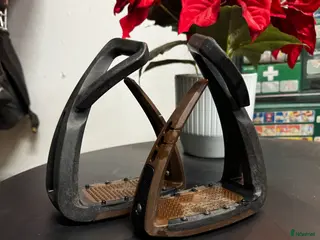 Stigbyglar hästutrustning Freejump stigbyglar i Malmköping - Annons 17