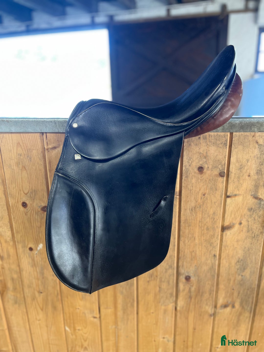 Sadlar hästutrustning till salu: Äldre Stübben dressyr sadel i Saxtorp - Annons 1