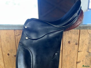 Sadlar hästutrustning till salu: Äldre Stübben dressyr sadel i Saxtorp - Annons 23