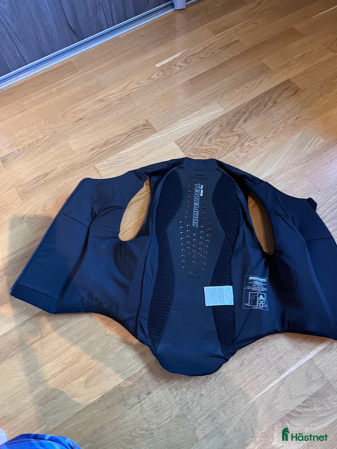 Säkerhetsvästar ryttarutrustning till salu: Komperdell Säkerhetsväst i Västerås - Annons 3