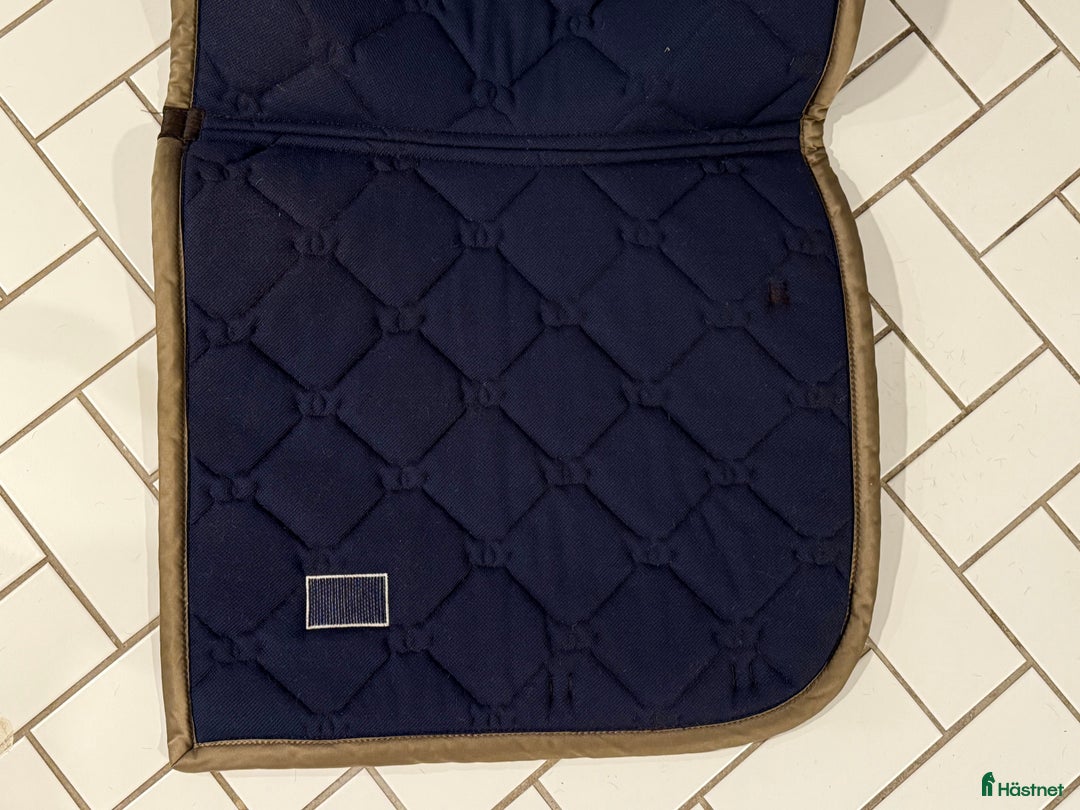 Schabrak & Vojlockar hästutrustning till salu: Equestrian Stockholm mörkbrunt dressyrschabrak! i Bromma - Annons 3