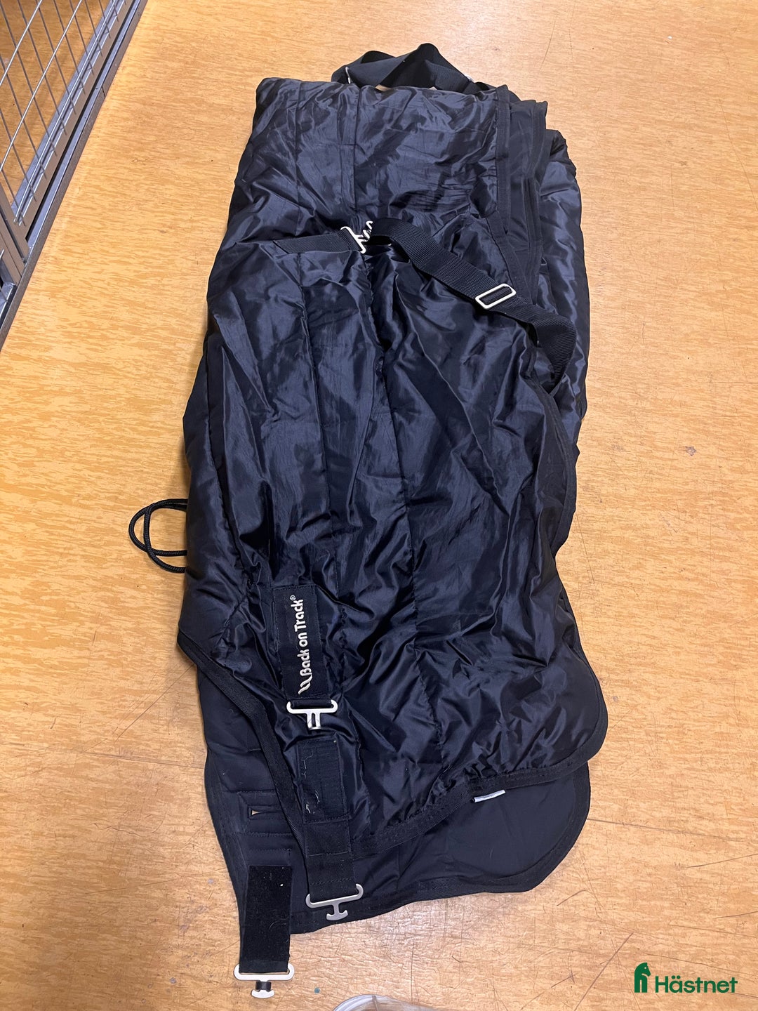 Täcken hästutrustning till salu: Back on track stall täcke i Söderby - Annons 1