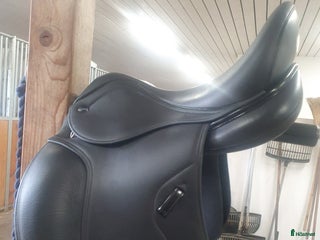Sadlar hästutrustning till salu: Ikonic Light dressyr i Svedala - Annons 1