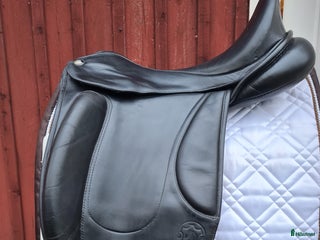 Sadlar hästutrustning till salu: Hennig i Fjärdhundra - Annons 1