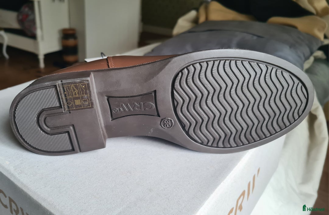 Ridstövlar ryttarutrustning till salu: Helt nya jodhpur 38 i Hörby - Annons 3