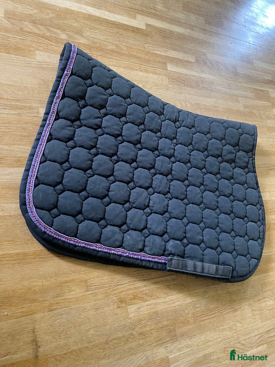 Schabrak & Vojlockar hästutrustning till salu: Super snyggt e-logga schabrak och huva🤩💜 i Simlångsdalen - Annons 2