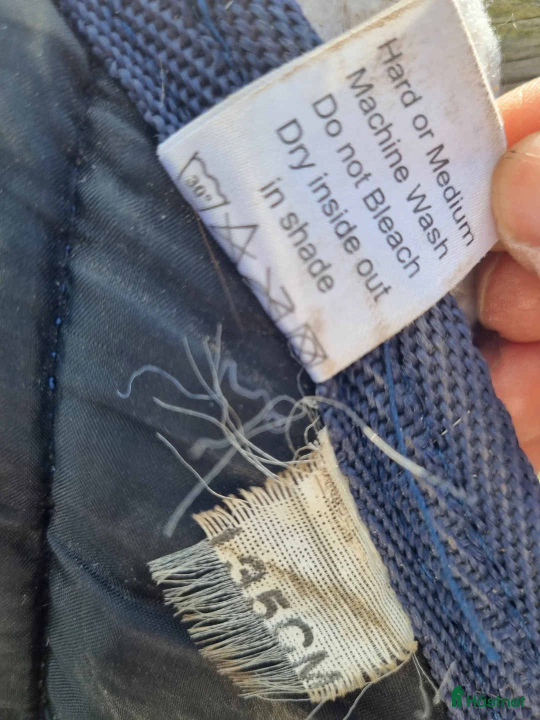 Täcken hästutrustning till salu: Stalltäcke till vintern 135 cm 400g i Tvååker - Annons 3