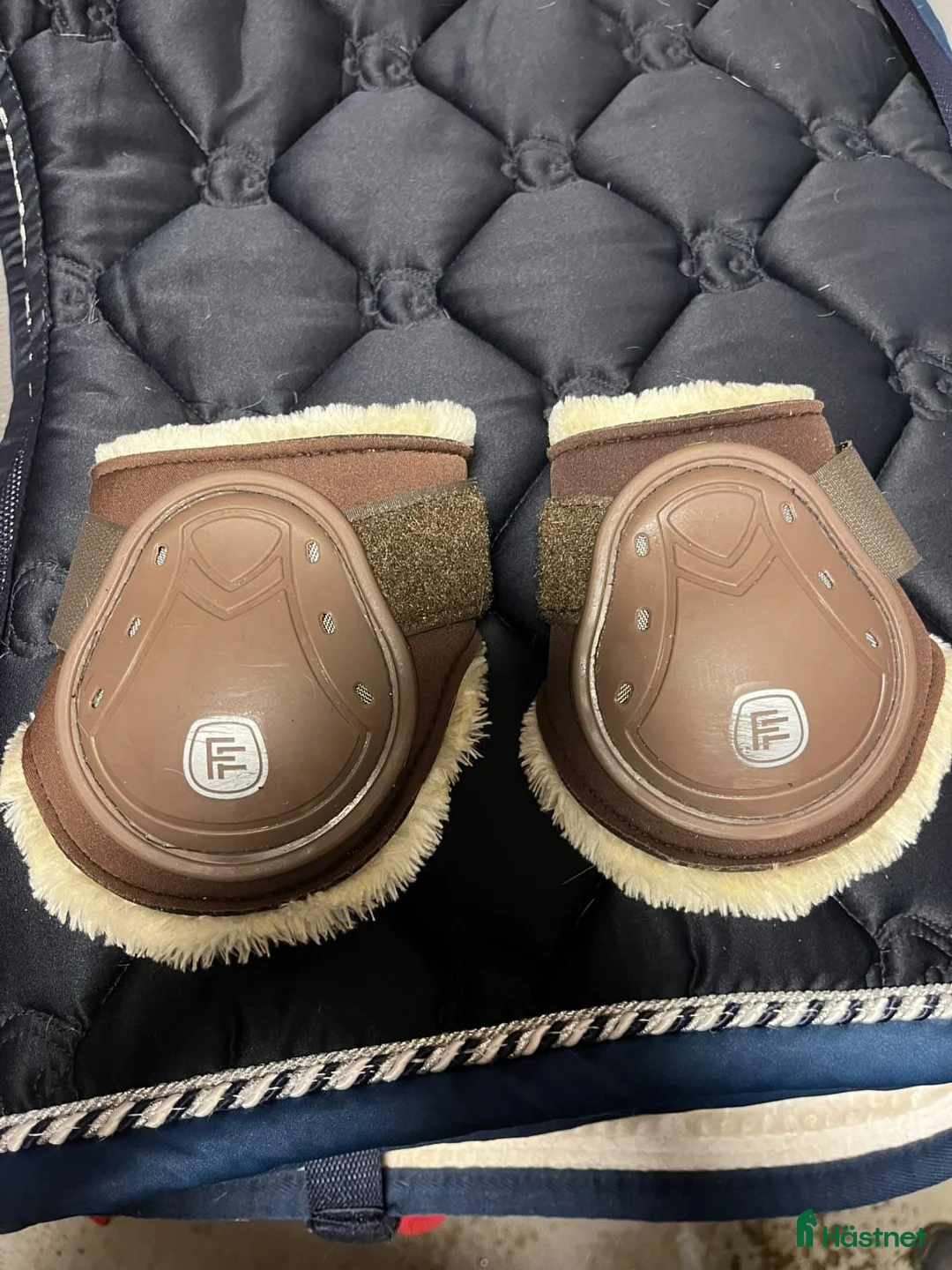 Benskydd hästutrustning till salu: Bakstrykkappa  - Annons 1