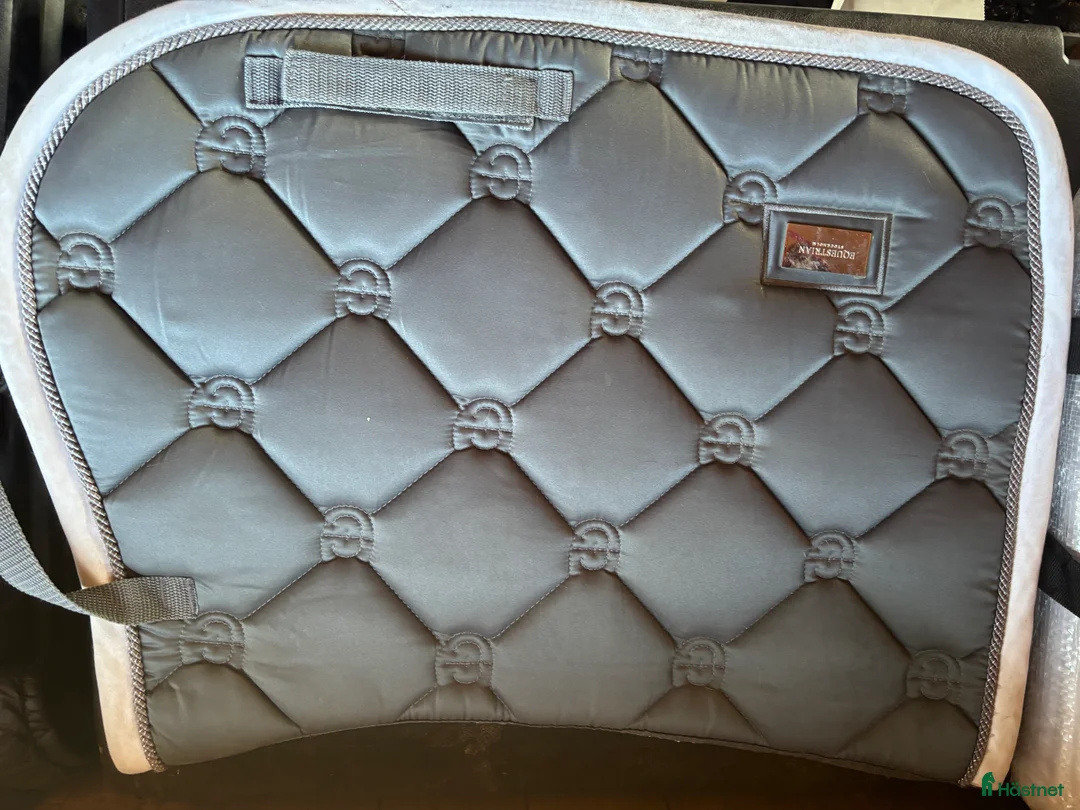 Schabrak & Vojlockar hästutrustning till salu: Grått equestrian Stockholm schabrak säljes i Strömstad - Annons 1