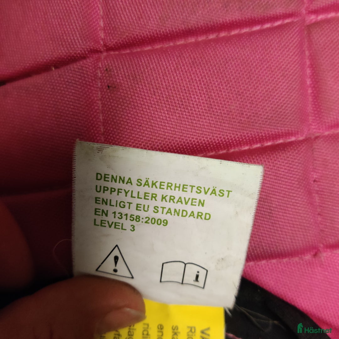 Säkerhetsvästar ryttarutrustning till salu: Rosa säkerhetsväst i Järpen - Annons 2