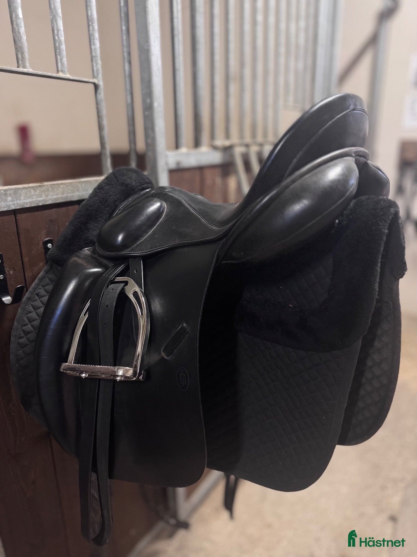 Sadlar hästutrustning till salu: Jeremy Rudge dressursal 18" MW - Annons 1