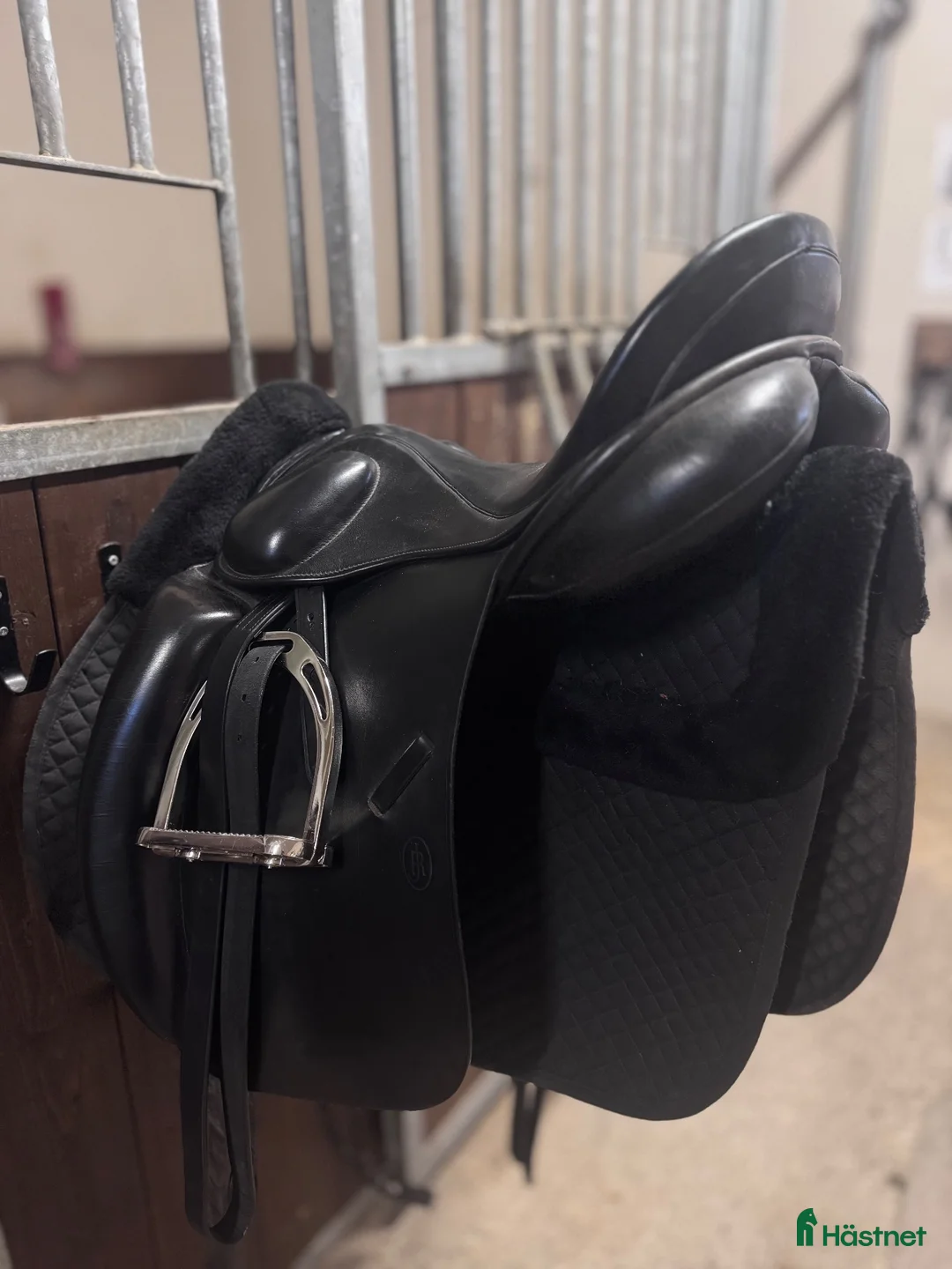 Sadlar hästutrustning till salu: Jeremy Rudge dressursal 18" MW - Annons 1