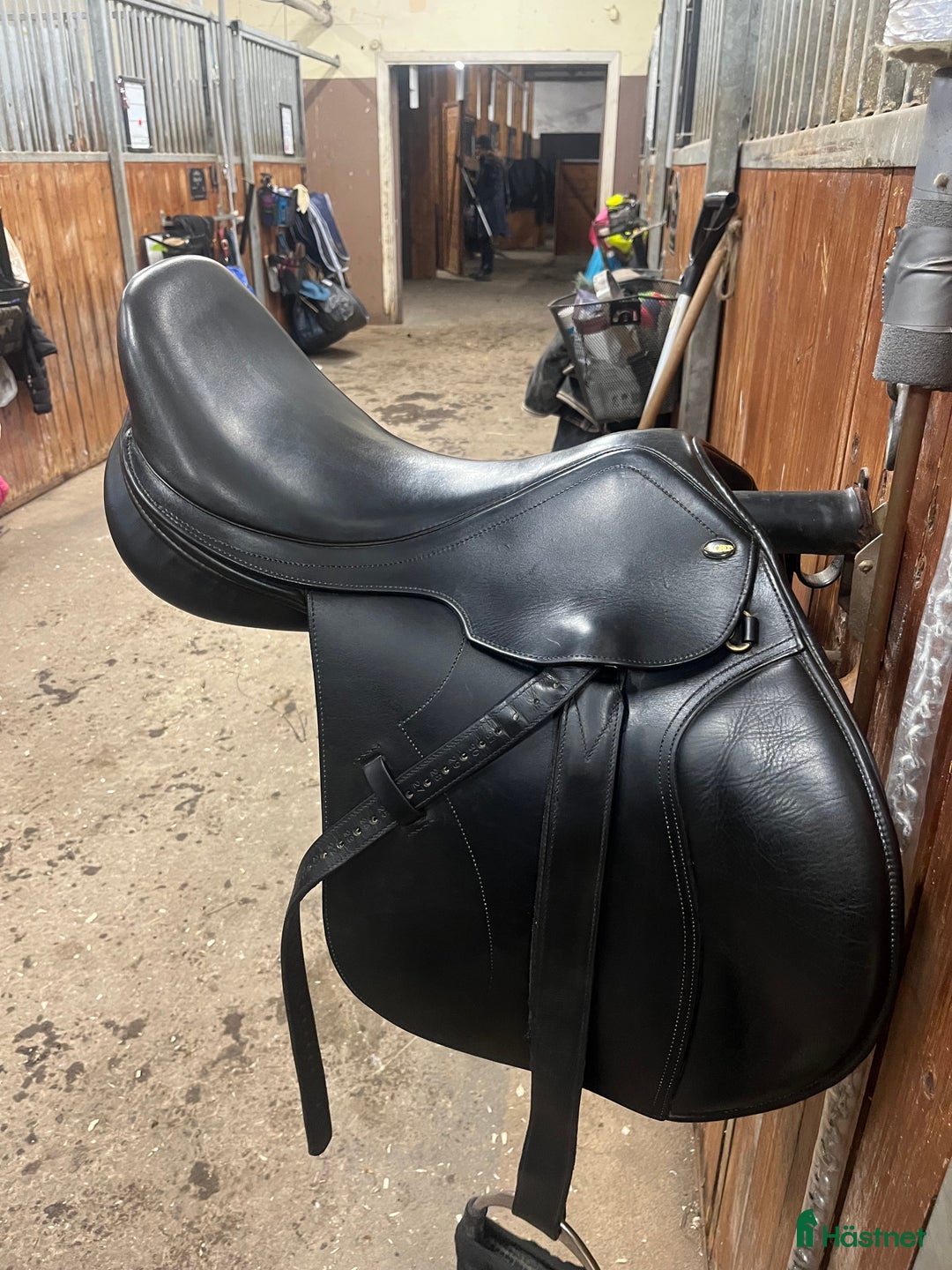 Sadlar hästutrustning till salu: Jätteskön hoppsadel pedant skött  i Nykvarn - Annons 2