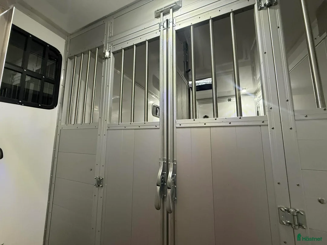 Hästlastbilar  fordon & transport till salu: Hästlastbil - 3 sittplatser och stuteri-inredning i Köping - Annons 4