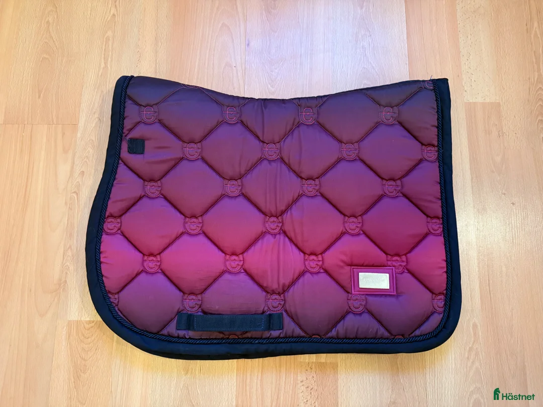 Schabrak & Vojlockar hästutrustning till salu: Equestrian Stockholm Faded Fuchsia - Annons 1