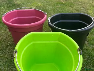 Övrig Hästutrustning hästutrustning till salu: Hink med plan sida i Mariestad - Annons 1